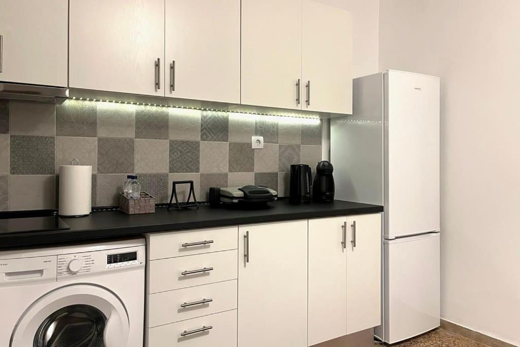Pame Rentals - Ideal For 2 In Pagrati Athene Buitenkant foto