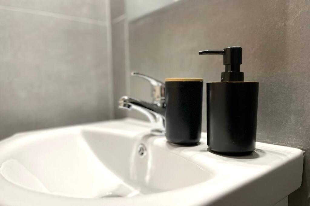 Pame Rentals - Ideal For 2 In Pagrati Athene Buitenkant foto