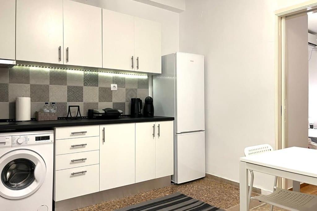 Pame Rentals - Ideal For 2 In Pagrati Athene Buitenkant foto