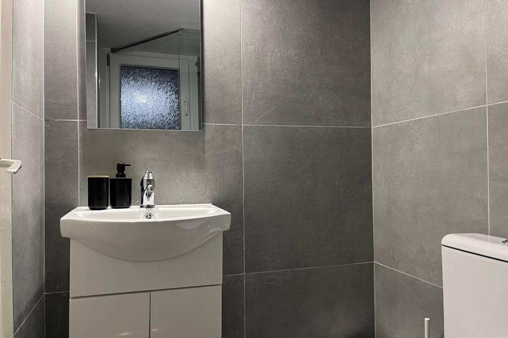 Pame Rentals - Ideal For 2 In Pagrati Athene Buitenkant foto
